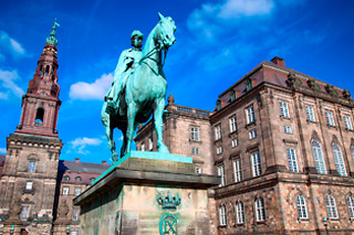 LØS MORDMYSTERIET VED CHRISTIANSBORG
