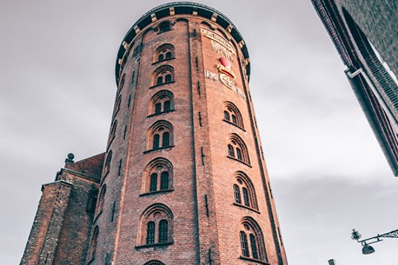LØS MORDMYSTERIET VED RUNDETÅRN
