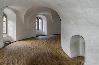 LØS MORDMYSTERIET VED RUNDETÅRN
